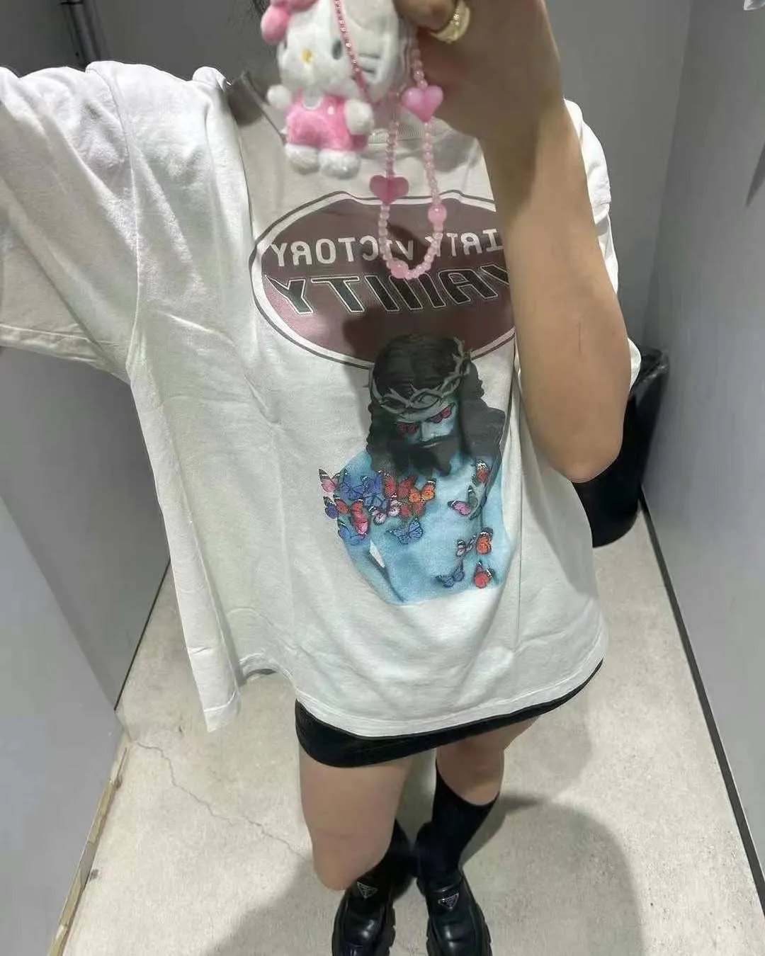 SAINT Mxxxxxx VANITY SS TEE/WHAT Jesus Butterfly Print Short Sleeve Off-White S-XL Cylindrical No Side Seam Fabric 220g High Weight OE Yarn ⚠️Note: It’s almost meaningless if it is not a cylindrical fabric Customized CPFM co-branded main mark/wash mark/little angel anti-counterfeiting label Original-level printing manufacturer Top purchasing level